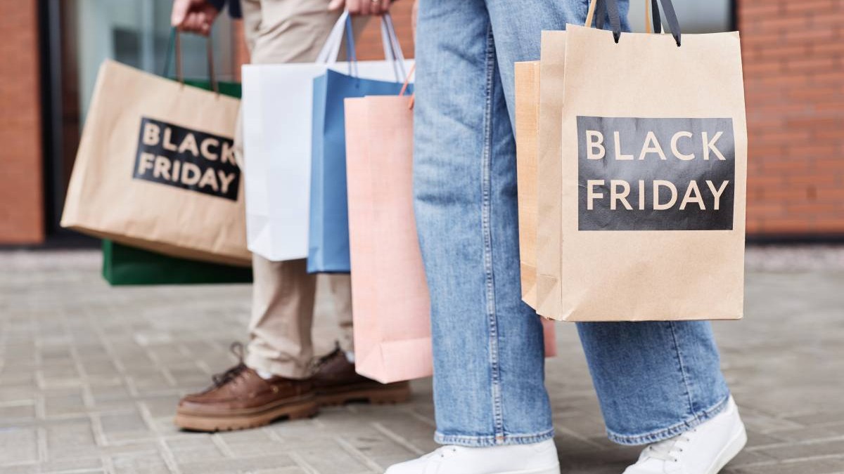 Black Friday 2026: cu un buget mediu de 2.100 de lei, ce vor să cumpere bărbații și spre ce se orientează femeile