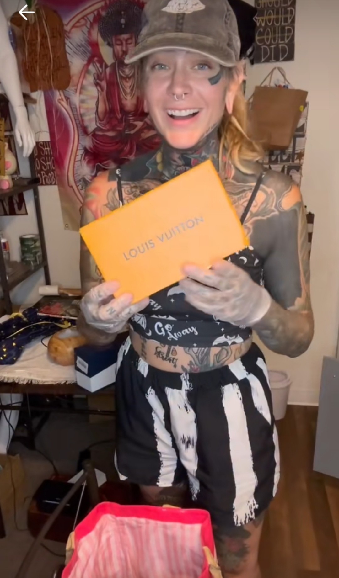 Veronica sa rada chváli luxusnými úlovkami z kontajnerov.