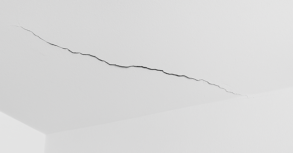 Czy deweloper musi naprawić pęknięcie na suficie? Prawa nabywcy nieruchomości względem dewelopera