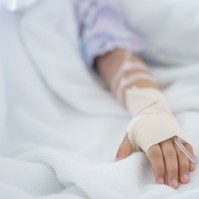 Kómába esett egy 10 éves kislány, miután az anyja bolhairtót permetezett a ruhájára