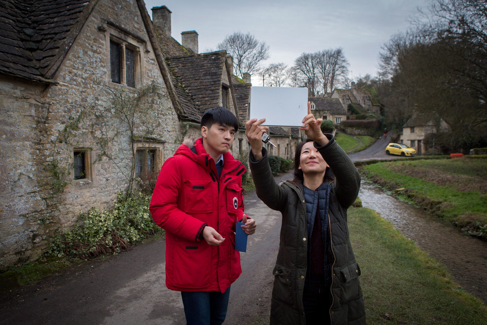 Widok Bibury psuje żółty samochód