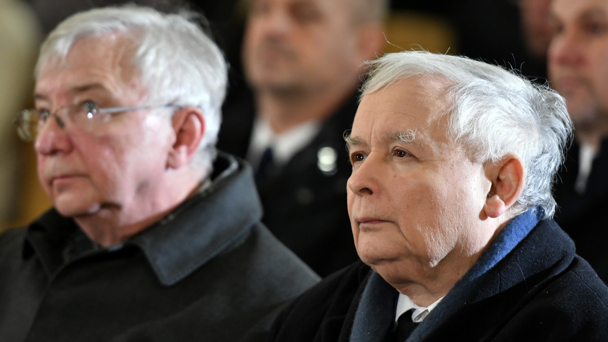 Prezes PiS Jarosław Kaczyński przyjechał dziś wieczorem na Wawel, by złożyć kwiaty na sarkofagu prezydenta Lecha Kaczyńskiego i jego małżonki Marii i modlić się w kolejną miesięcznicę ich pogrzebu.