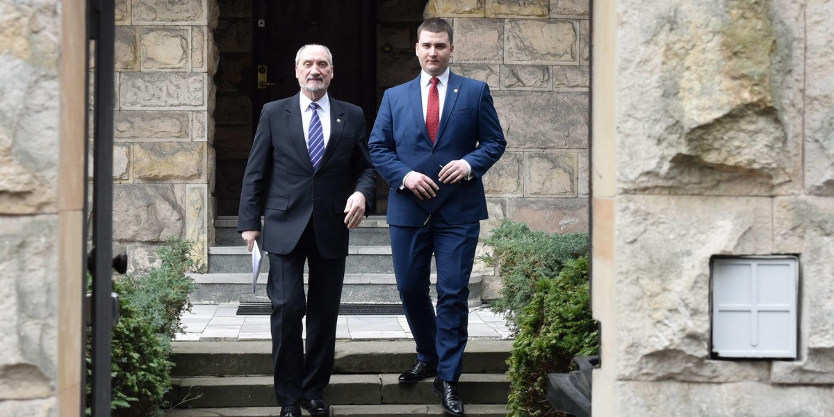 Bartłomiej Misiewicz i Antoni Macierewicz 