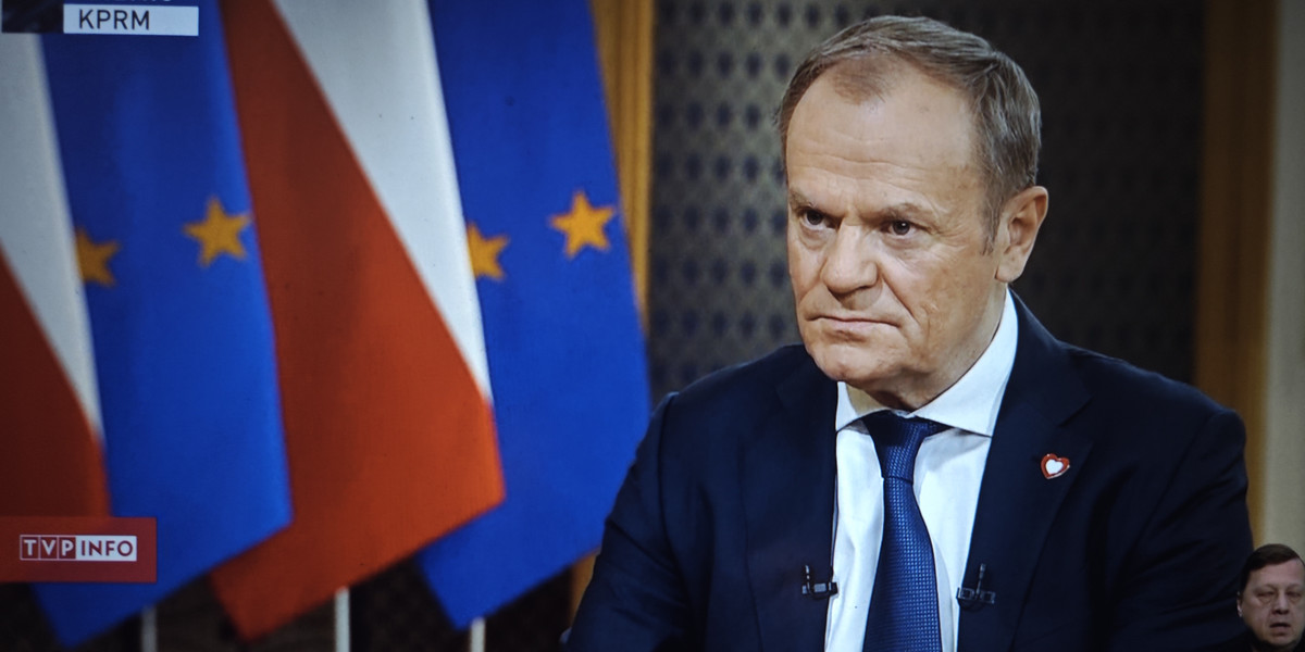 Premier Tusk podczas wywiadu z TVP, TVN i Polsatem.