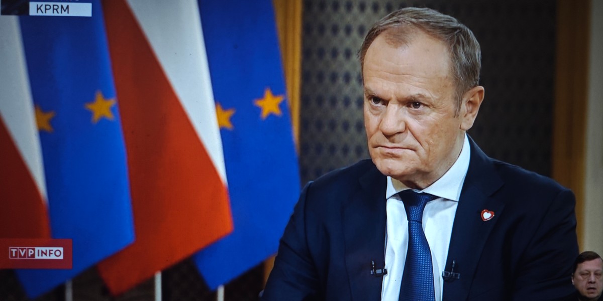 Donald Tusk podczas wywiadu z TVP, TVN i Polsatem.