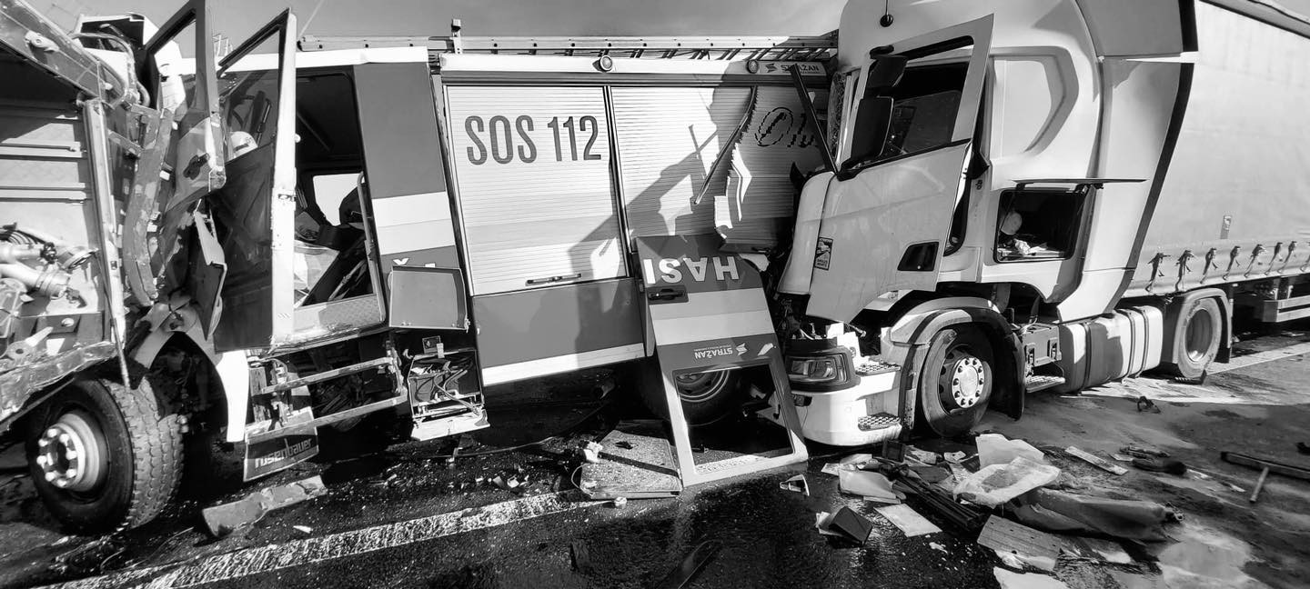 Hasičský a záchranný zbor prišiel pri tragickej dopravnej nehode o dvoch svojich kolegov.