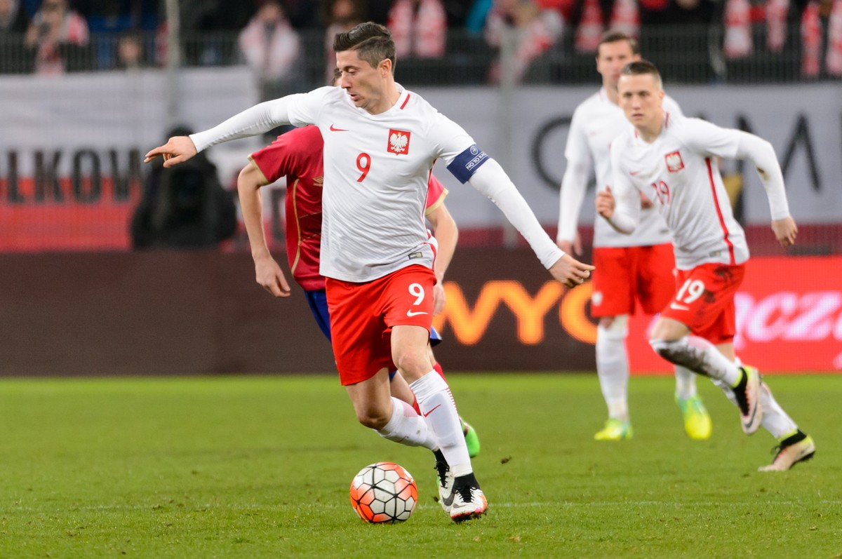 Lewandowski po meczu z Serbią narzekał na murawę. "Boisko nasiąkło wodą i ciężko się grało"