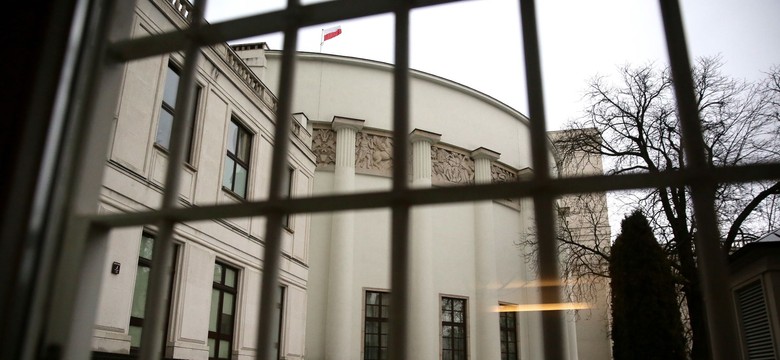SONDAŻ dla TVP: PiS mocno traci, PO zyskuje, a SLD wyprzedza Nowoczesną