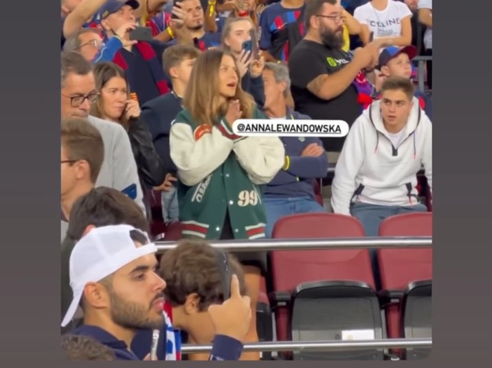 Widok postu zamieszczonego na profilu Anny Lewandowskiej na Instagramie: żona Roberta Lewandowskiego dopinguje go podczas meczu z Bayernem na stadionie Camp Nou w Barcelonie...