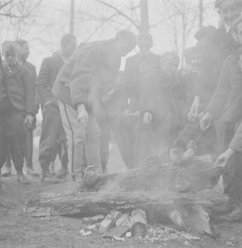 Lata 50. Wielka Sobota. Mężczyźni przed kościołem podczas ceremonii poświęcenia ognia