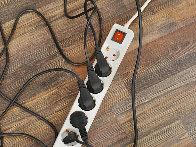 Jedan uređaj nipošto ne uključujte u produžni kabel