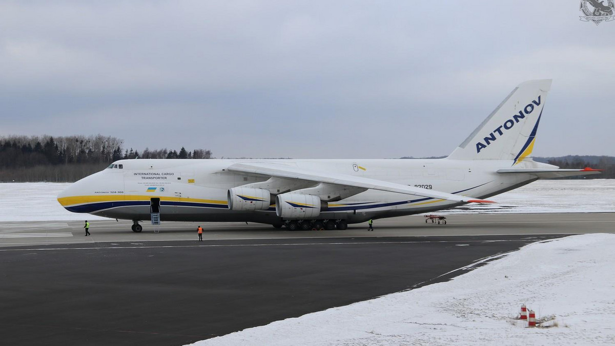 Antonow An-124 Rusłan wylądował na lotnisku w Babich Dołach. - Do samolotu został załadowany ładunek wojskowy, a następnie An-124 odleciał do Brindisi, do Włoch - mówią rozmówcy Onetu.
