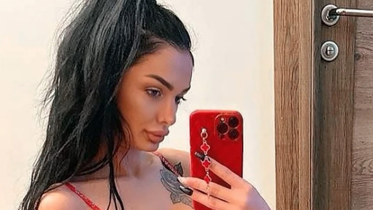 PRIZNALA DA JE PROSTITUTKA, DELILA POPUSTE ZA PRAZNIKE A sad srpska starleta pokazala gole grudi i ljudi se pitaju ima li gde dalje od ovoga