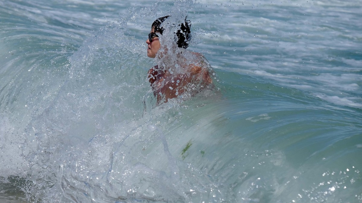 Dečak plivao 4 sata da spasi porodicu