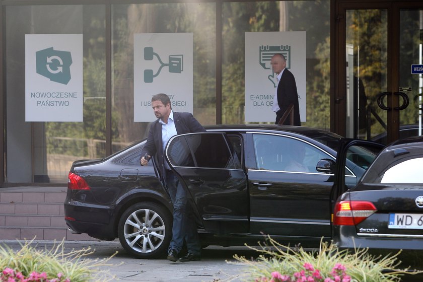 Minister Rafał Trzaskowski w służbowej limuzynie