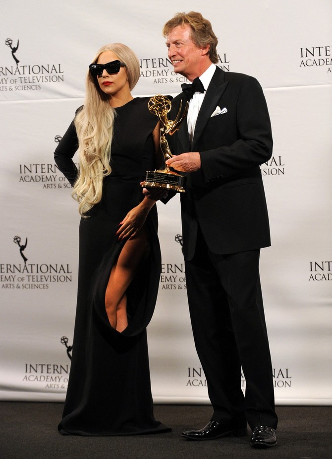 Lejdi Gaga u kreaciji Stefana Rolana na dodeli Emi nagrada 2011. godine