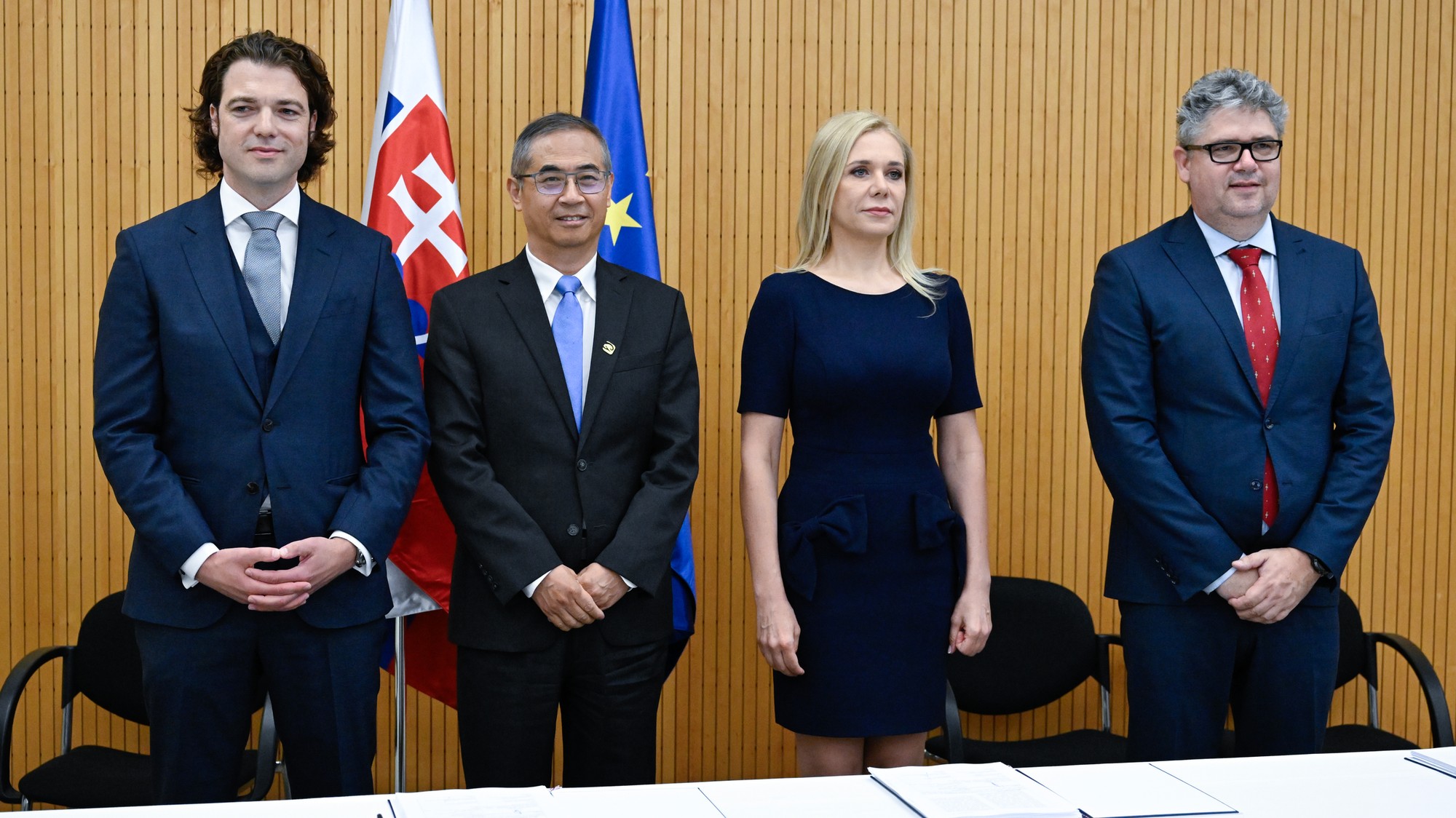 Na snímke zľava zástupca CEO InoBat Marián Boček, prezident Gotion EMEA Steven Cai, ministerka hospodárstva Denisa Saková (Hlas-SD) a konateľ MH INVEST Adrián Jenčo po podpise investičnej zmluvy na ministerstve hospodárstva 20. júna 2024 v Bratislave
