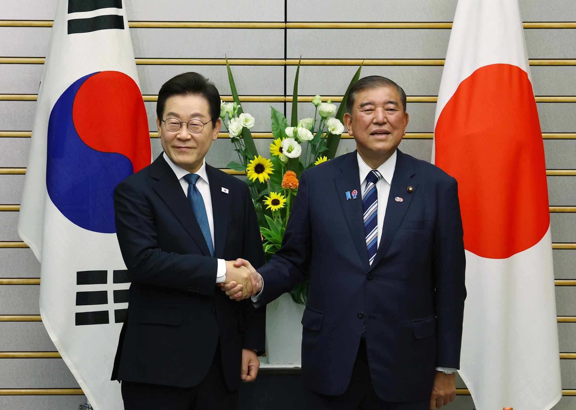 Japonský premiér Šigeru Išiba a juhokórejský prezident I Če Mjong.