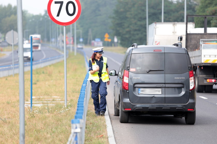 Metal przebił karoserię. Kierowca cudem uniknął śmierci