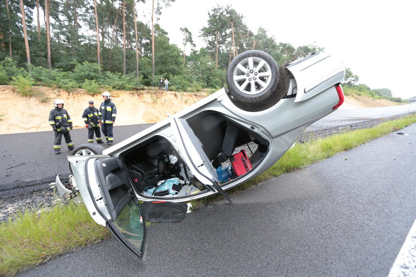 Auto wylądowało na dachu. Wśród rannych 4-letnie dziecko