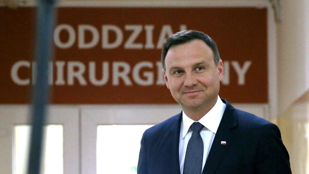 Kandydat PiS na prezydenta Andrzej Duda przekonywał, że polska służba zdrowia wymaga "zdecydowanej naprawy" i "odejścia od komercjalizacji". - Czas powrócić do służby zdrowia, która lekarzom nakazuje nie liczyć, tylko leczyć - podkreślił.