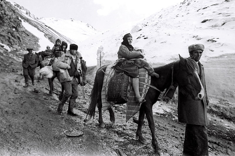 Azerowie opuszczający tereny Kalwadżaru w 1993 r.