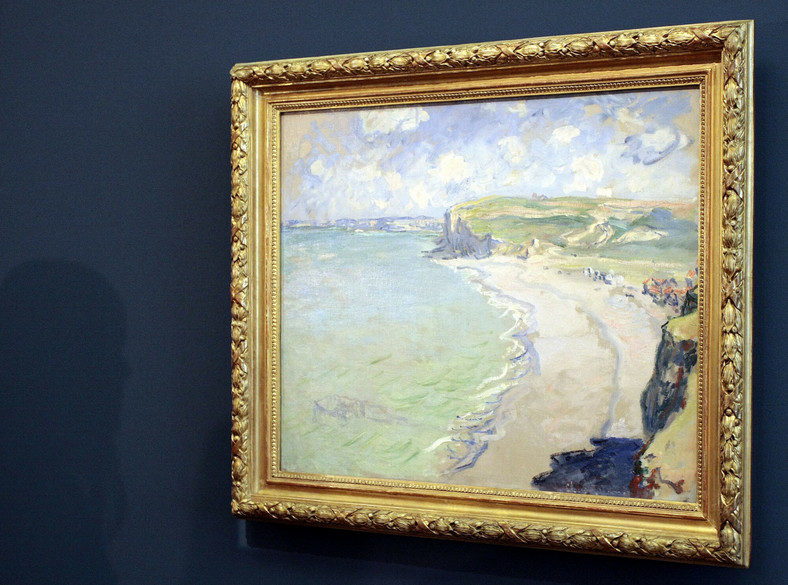 Poznań, 2010 r. Skradziony obraz Claude'a Moneta "Plaża w Pourville" na ekspozycji