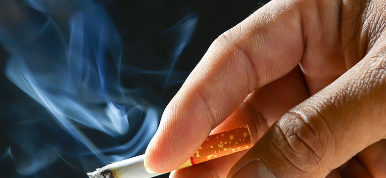 Pali 8 mln Polaków, którzy co roku puszczają z dymem miliardy złotych. Jak to zmienić?