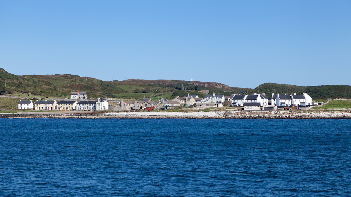 Jeżeli próbujesz uciec od znanych ci ludzi oraz od całego świata, a jednocześnie nie chcesz zapomnieć, jak wygląda praca, to idealnie trafiłeś. Malutka Rathlin Island położona niedaleko wybrzeża Irlandii Północnej poszukuje gospodarza i oferuje rajskie warunki.