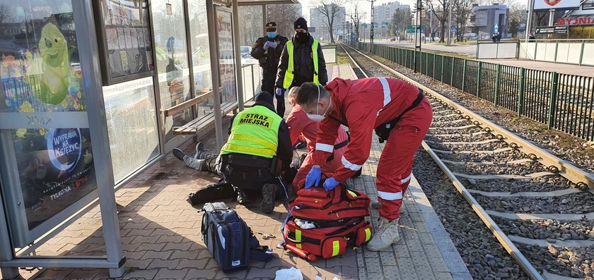 Dramat w Krakowie. Mężczyzna zakleszczył się między wiatą przystankową i ławką