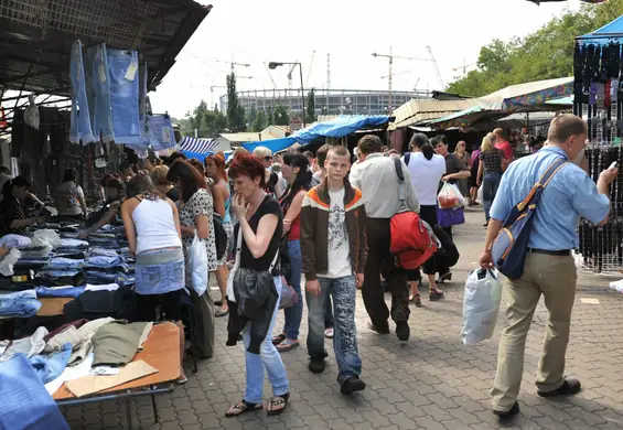 Dzieci bogatych nie sprzedają dżinsów na bazarach. To nie ich praca jest oburzająca