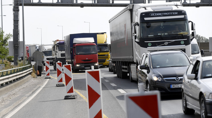 Türelmet kérnek az autósoktól / Illusztráció: MTI - Koszticsák Szilárd