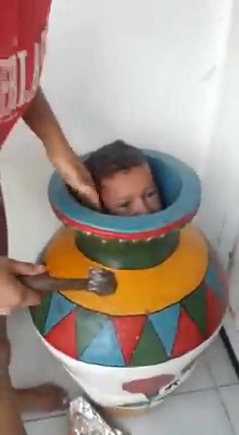 Dziecko utknęło w wazonie