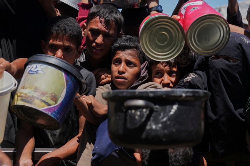 Palestinci čekaju u redu za pomoć u kan Junisu, Pojas Gaze