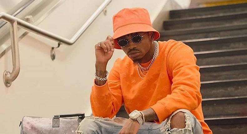 Diamond explains why he performs with fans close to the stage