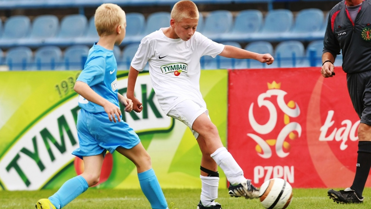 Już 2 maja na Stadionie Narodowym w Warszawie poznamy triumfatorów XIV edycji Turnieju "Z Podwórka na Stadion o Puchar Tymbarku". Decydujące mecze zostaną rozegrane bezpośrednio przed finałem Pucharu Polski i wyłonią najlepsze drużyny w kategoriach U-10 i U-12 wśród dziewcząt i chłopców. Na zwycięzców czeka Puchar Tymbarku oraz wyjazd do Hamburga na towarzyskie spotkanie Niemcy - Polska.