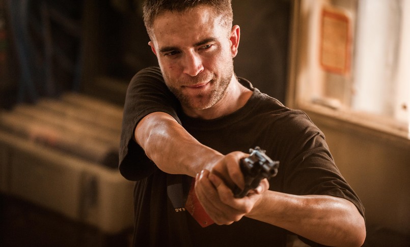 Kryminał "The Rover" w reżyserii Davida Michoda z Guyem Pearce'em i Robertem Pattinsonem w rolach głównych w Cannes zostanie wyświetlony nocą (w ramach "Pokazów o północy"). Jego akcja rozgrywa się na australijskiej pustyni, w niebezpiecznej przyszłości. Gang zdesperowanych przestępców kradnie Ericowi, wszystko, co miał. Wyrusza więc za nimi w pościg, zmuszony po drodze do zabrania ze sobą Reya. Rannego członka bandy, porzuconego przez towarzyszy