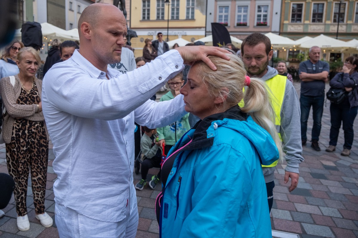 "Apostoł Tomasz" uzdrawiał w Poznaniu. "Po cudzie mogę zginać rękę"