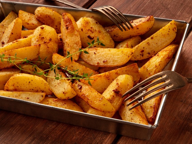 Recept za pekarski krompir, hrskav spolja, mekan iznutra: Trik je u jednom sastojku