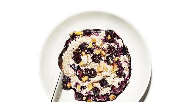 Overnight oatmeal with blueberry sauce