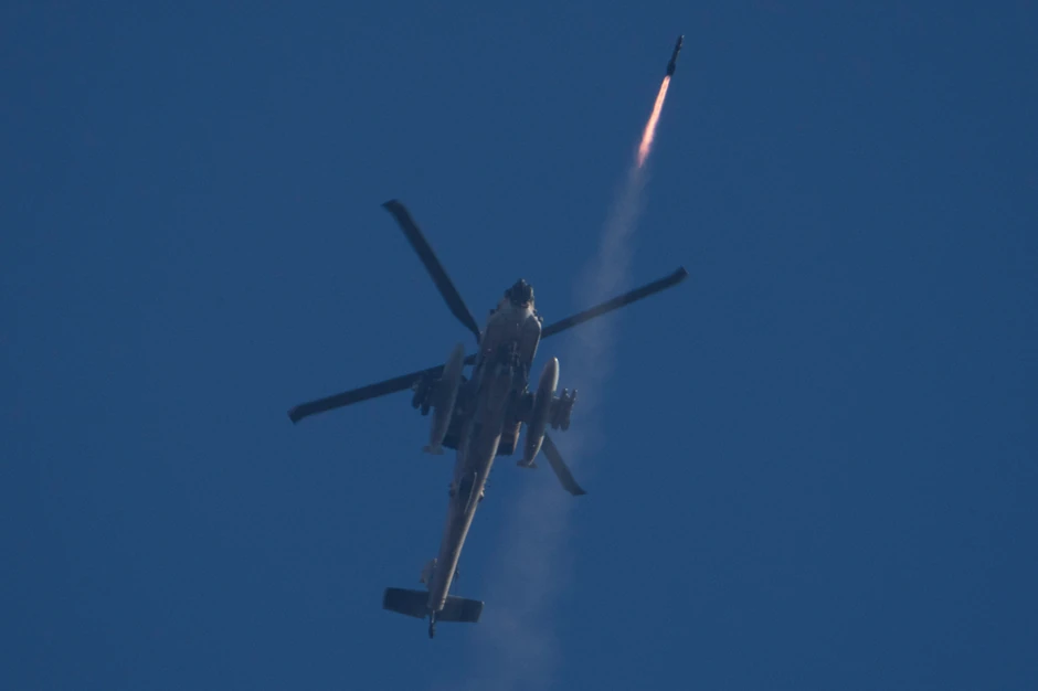 Izraelski helikopter Apač ispaljuje projektil ka južnom Libanu, 4. oktobar 2024.