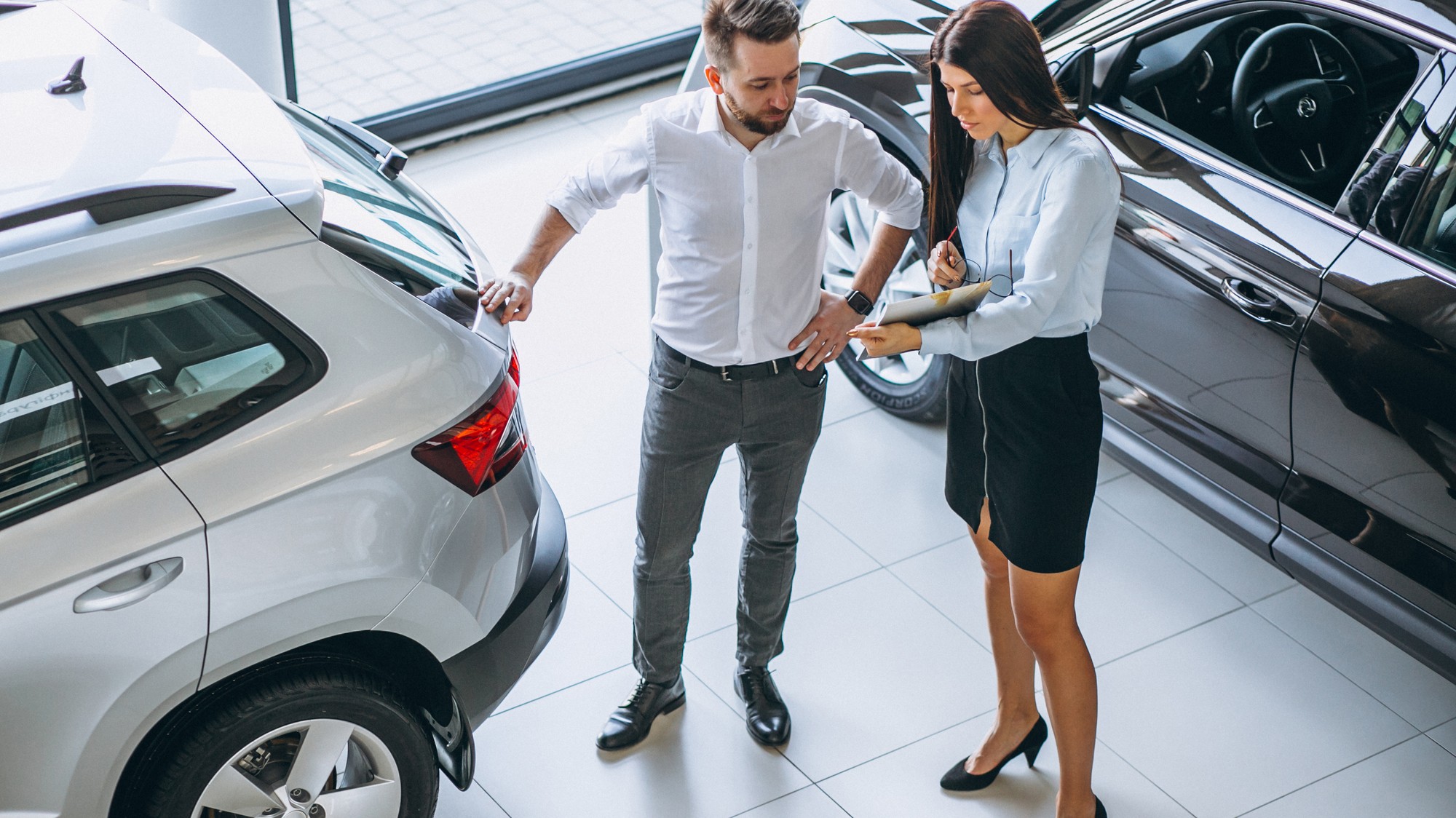 Kupujúci odovzdáva jazdené auto predajcovi na reklamáciu vady počas zákonnej lehoty. 