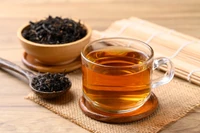 Dla milionów ludzi to codzienny rytuał. Naukowcy zachęcają od picia herbaty