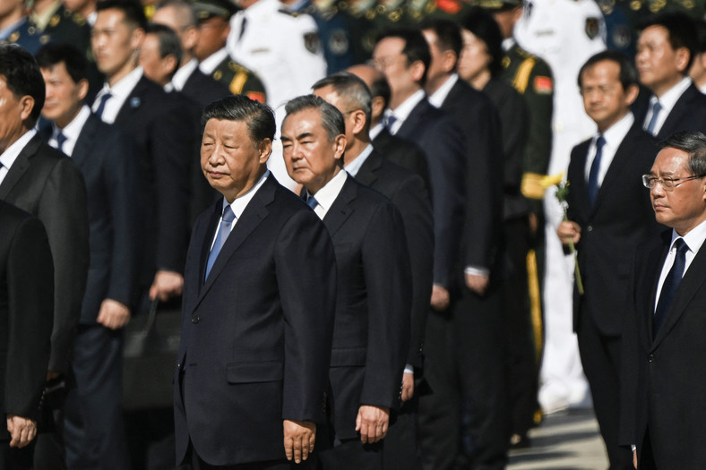 Przewodniczący Chińskiej Republiki Ludowej Chin Xi Jinping wraz z innymi urzędnikami na placu Tiananmen w Pekinie