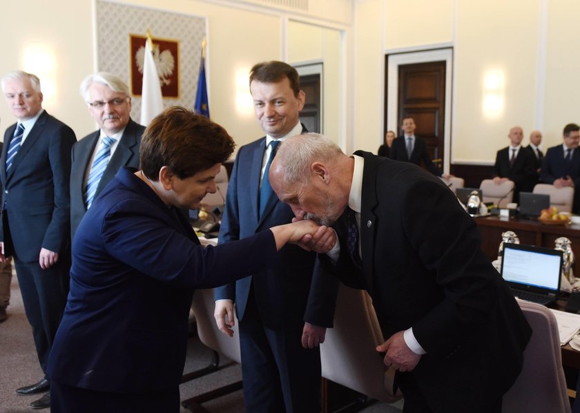 Antoni Macierewicz przebierał się za kobietę!