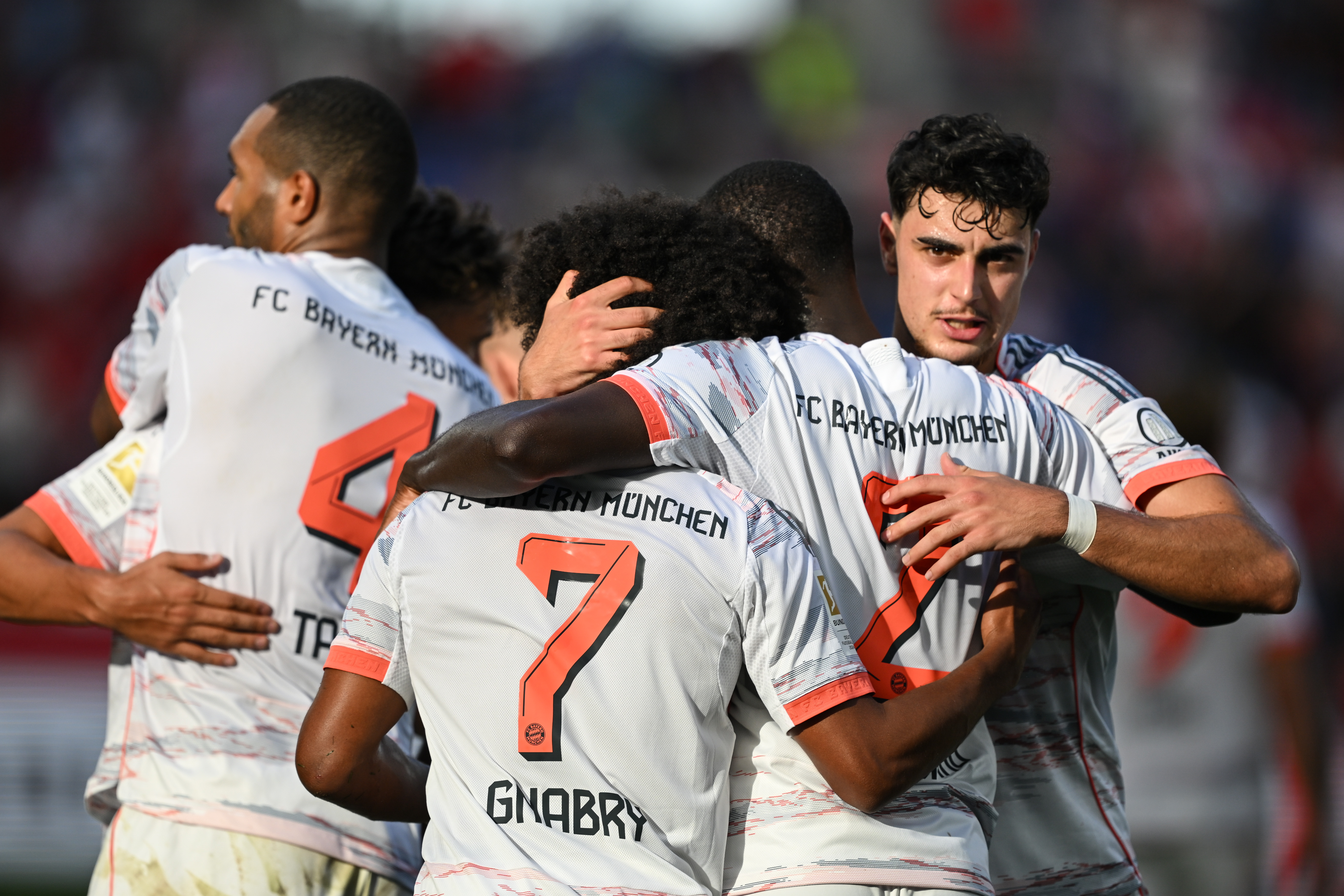 Kane schießt Bayern mit Hattrick an die Spitze