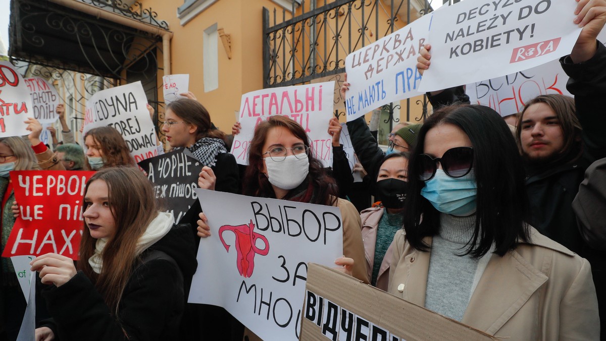 Kijów. Protest solidarnościowy przeciw wyrokowi Trybunału Konstytucyjnego wprowadzającemu niemal całkowity zakaz aborcji