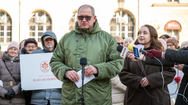Rafał Kubacki, dwukrotny mistrz świata w judo i odtwórca roli Ursusa w ekranizacji Quo Vadis, bierze seniorów na swoje barki.
