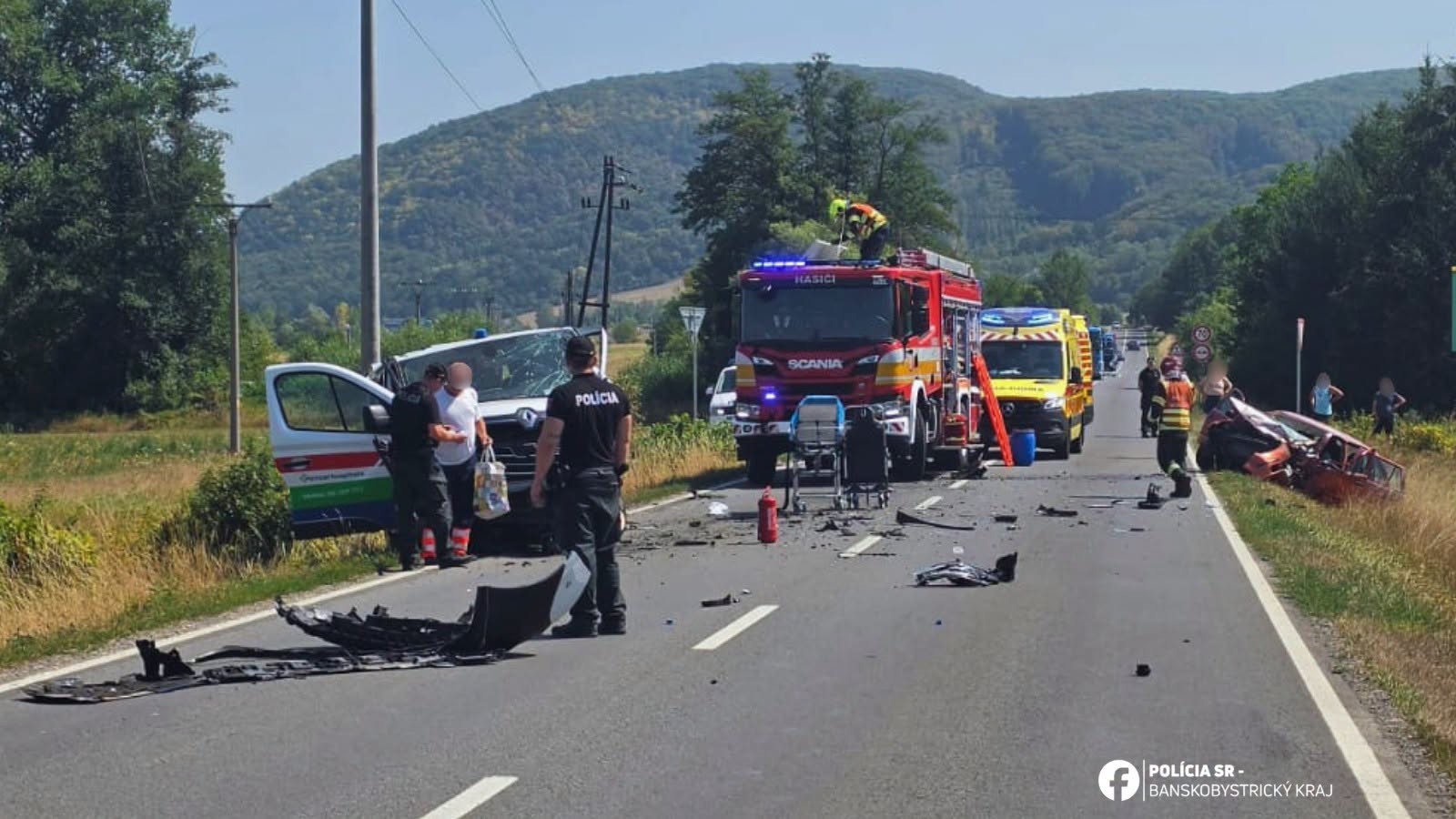 Nehoda sanitky a auta pri Lehôtke pod Brehmi si vyžiadala päť zranených.