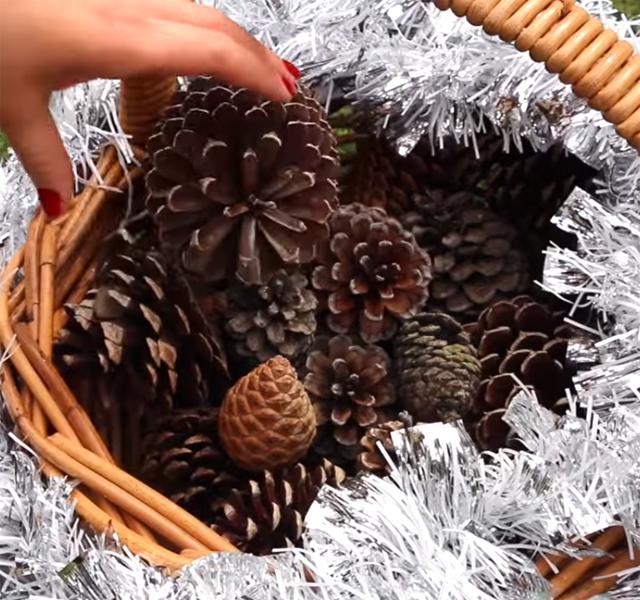 Szedett egy kosár tobozt és elkészítette a legszebb karácsonyi dekorációt  (videó) - Blikk Rúzs